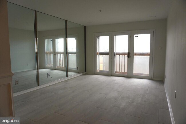 Building Photo - 5203 Le Parc Dr