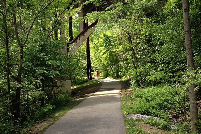 Foto del edificio - Lovely 2 BR/1.5 BA 2-Level Condo in Silver...