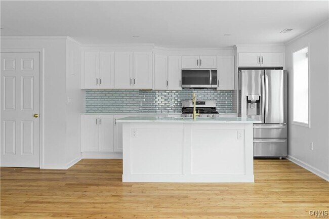 Foto del edificio - 238 Oriskany Blvd