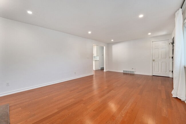 Building Photo - Charming Home w/Updated Kitchen and Yard B...