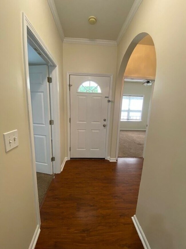Building Photo - Welcome to this stunning 3-bedroom, 2-bath...