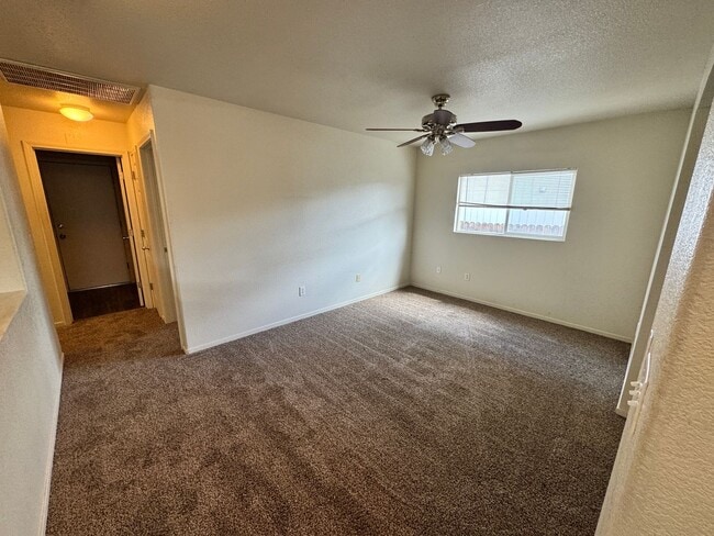 Foto del edificio - 9480 Canyon Meadows Dr