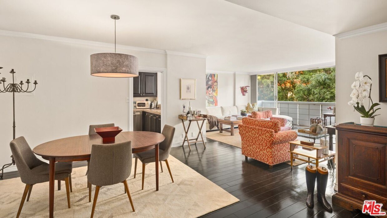 Foto principal - 8787 Shoreham Dr