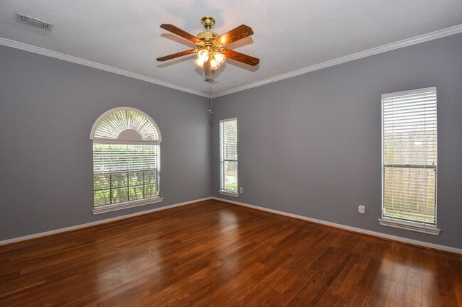 Building Photo - Beautiful well maintained home with a Pool...
