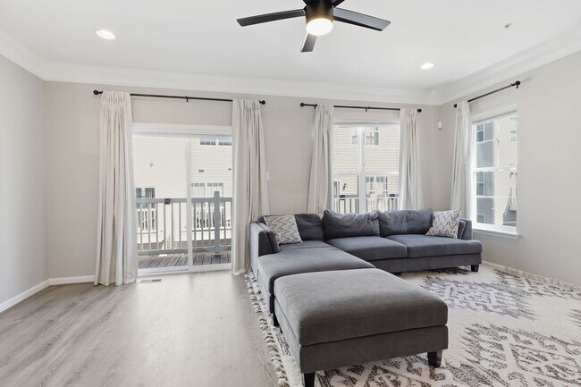 Foto del edificio - 3 Bed/2.5 Bath End-of-Row Beltsville Townhome