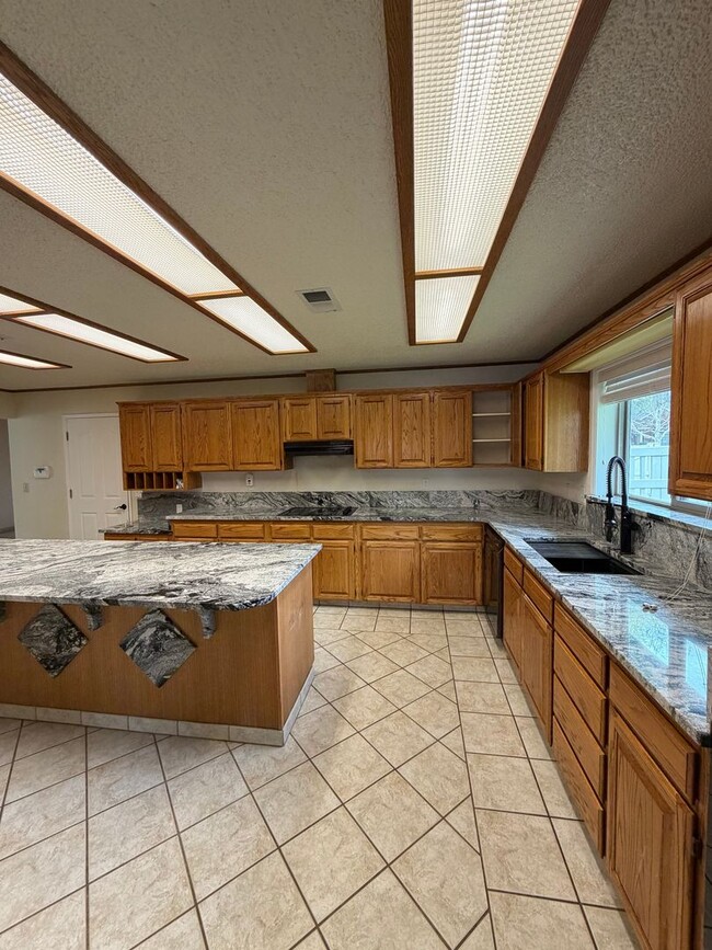 Foto del edificio - Hard to find 3 Bdrm, 2 Bath home in Harbor isles on the canal 2 miles to Sky Lakes Medical Ctr an...