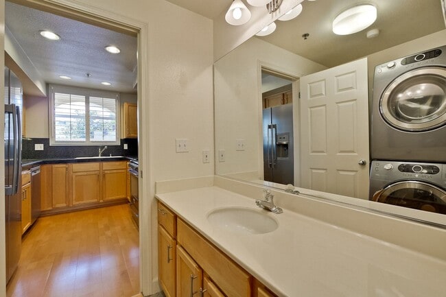 Building Photo - Downtown Mountain View l Stylish Home