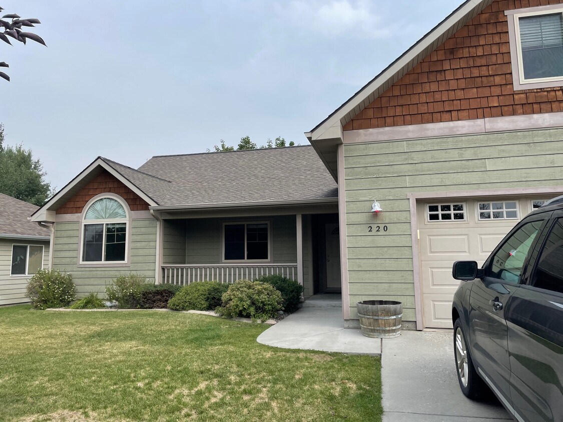 Primary Photo - 220 Mineral Ave
