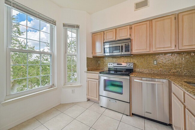 Foto del edificio - **ESTERO PRIME LOCATION ~ Top Floor 2/2 Co...