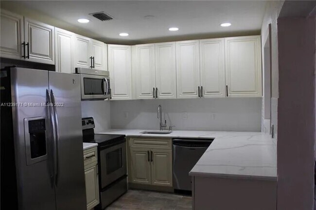 Foto del edificio - 2240 NE 37th St