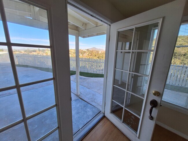 Foto del edificio - 954 Surrey Dr