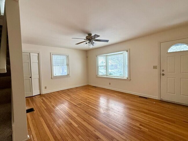 Building Photo - Beautiful 3 Bed, 2 Bath Cape Cod