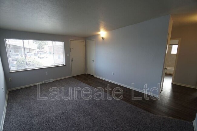 Building Photo - 5387 S Lakeview St