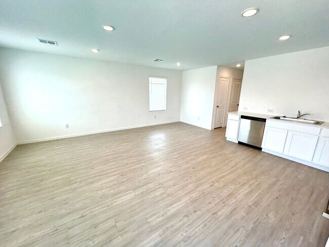 Foto del edificio - **APPLICATION RECEIVED** ** MOVE IN SPECIA...