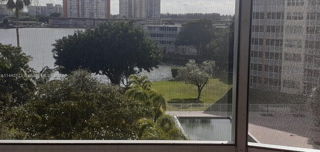Foto del edificio - 1750 NE 191st St