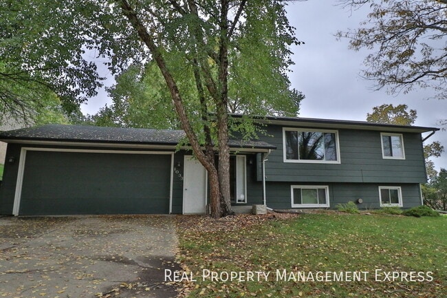 Building Photo - 3 Bedroom 2 Bathroom Home with a Fireplace...