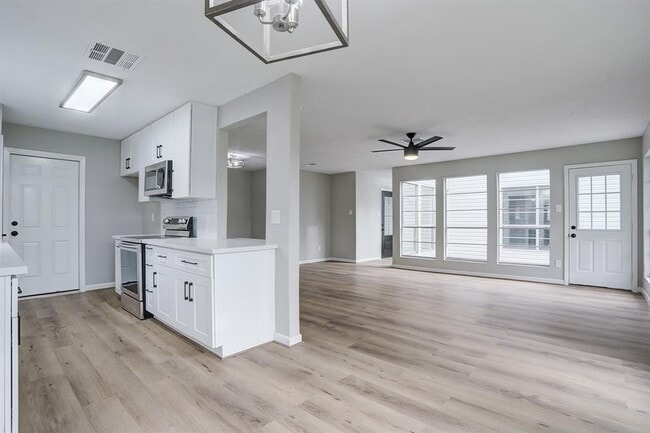 Building Photo - 2710 Virginia Colony Dr