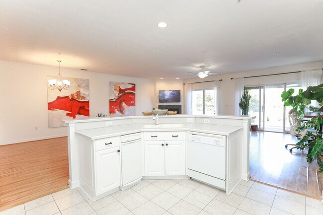 Building Photo - Move In Ready Condo in Lynnhaven Shores - ...