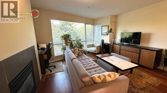 Photo du bâtiment - 668-668 W 6th Ave