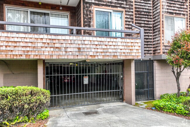 Garaje del edificio - 696 Athol Ave