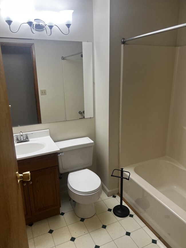 Bathroom - 833 Riverview Ave