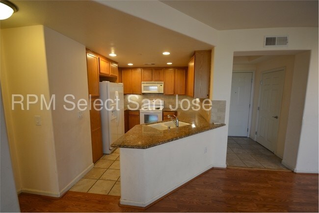 Building Photo - Spacious 2 Bed/2Bath. New Carpet/Paint