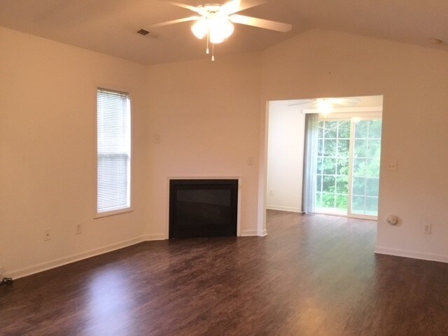 Foto del edificio - 5830 Regent Village Drive