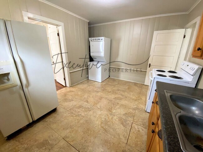 Foto del edificio - Downtown Living: 1 Bedroom Apartment with All Bills Paid