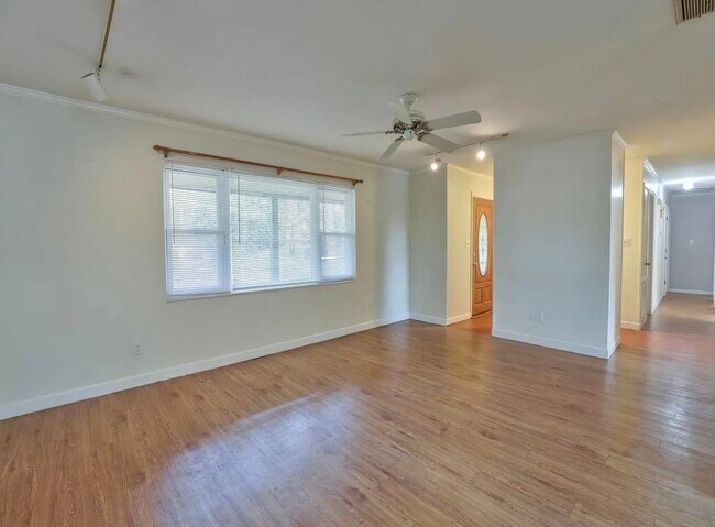 Foto del edificio - 2093 Greenwood Dr