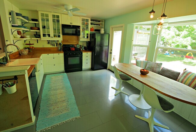 Foto del edificio - Tastefully Updated 2 Bedroom, 1 Bath Home ...