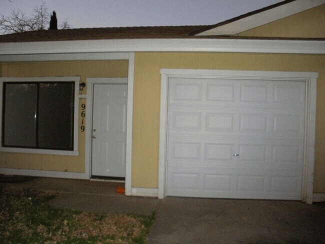 Foto del edificio - BEAUTIFUL 2 BEDS AND 2 BATH DUPLEX IN ROSE...
