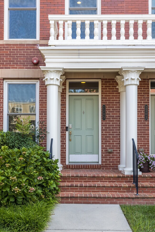 puerta principal - 2205 Main Line Blvd