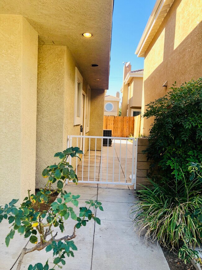 Building Photo - 9442 Sylmar Ave