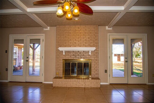 Building Photo - 321 Crestview
