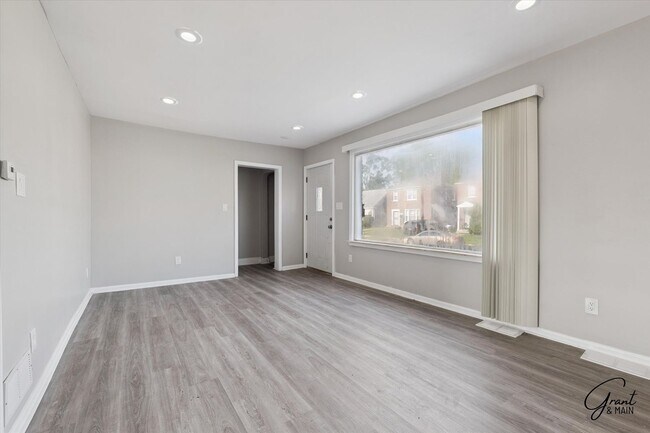 Building Photo - $1350 3 bedroom
