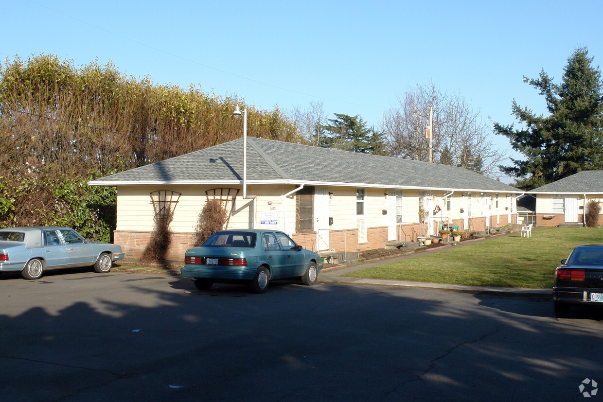 Building Photo - 6901-6923 NE Prescott