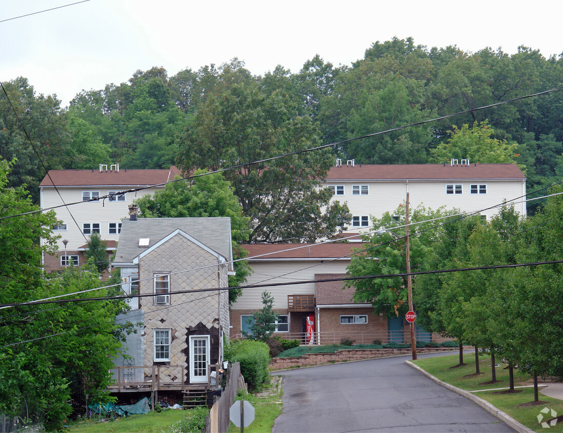 Primary Photo - Raspberry Hill Housing
