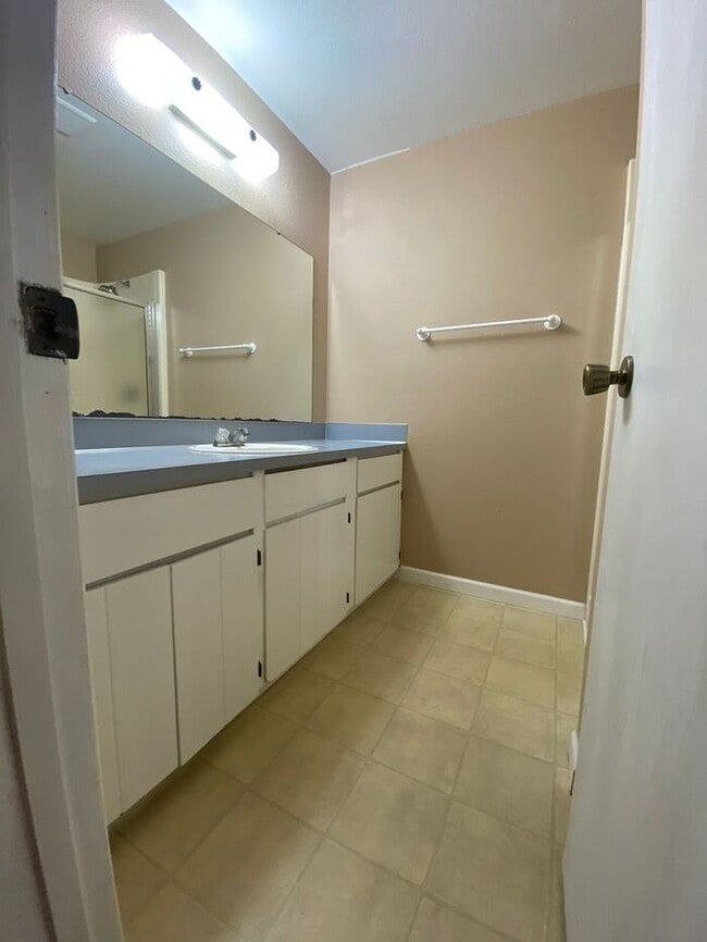 Building Photo - Wonderful 3 Bedroom Duplex in Puyallup!