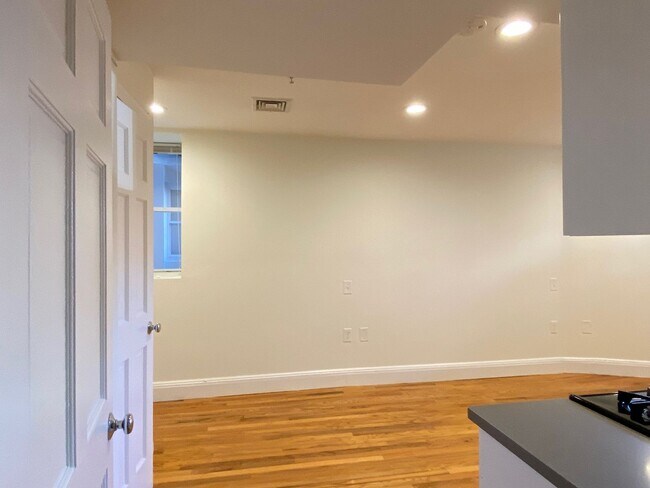 Foto del edificio - Beautiful updated studio with all utilitie...