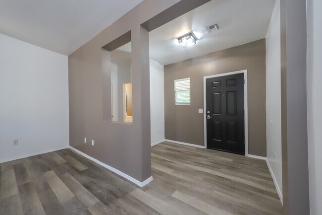 Foto del edificio - 718 S Harry P Stagg Dr