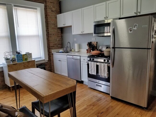 Foto del edificio - 3 bedroom rehab in the heart of Ukrainian Village