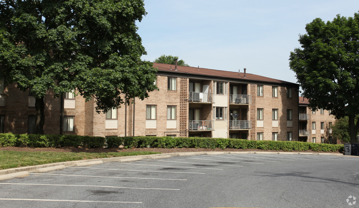 Building Photo - Central Gardens I