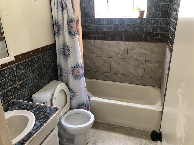 Building Photo - 2813 Elm St