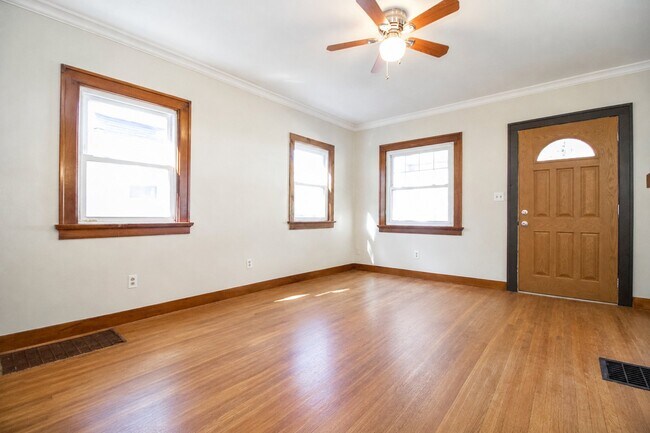 Foto del edificio - 1467 Crestwood Rd