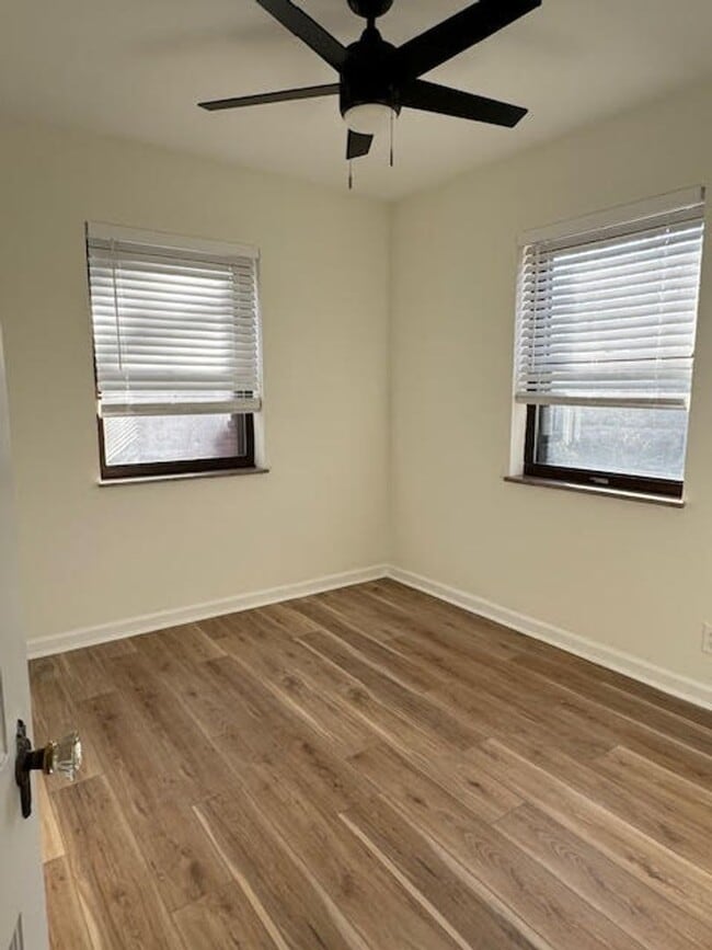 Building Photo - 5227 Parkview Ave
