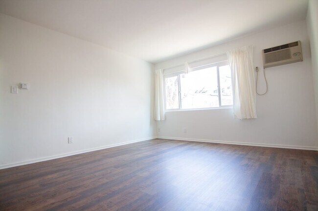Building Photo - 3025 Glenhurst Ave