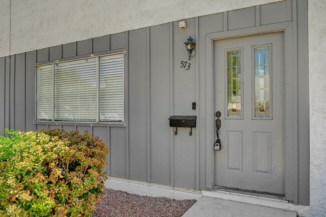 Building Photo - 573 Greenbriar Townhouse Way