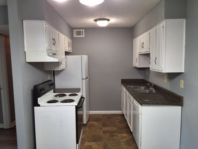 Foto del edificio - Comfy 2 Bedroom, 1 Bath Apartment located ...