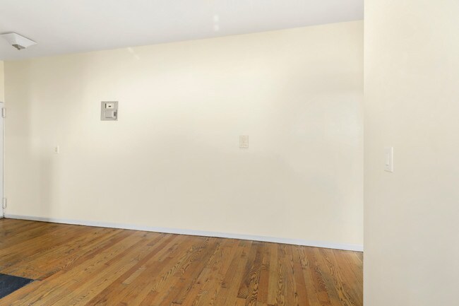 Building Photo - 204 W 109th St