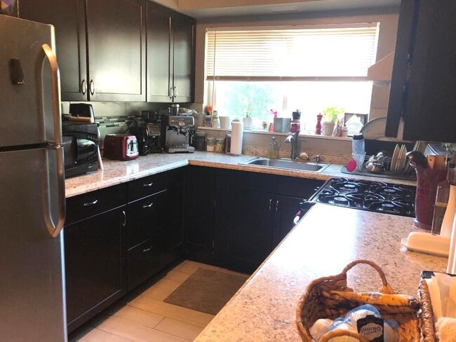 Building Photo - 609 Oakton St